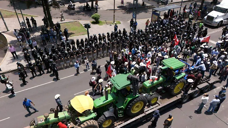 Policías encapsulan a transportistas y a agricultores